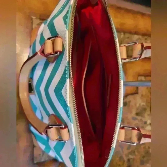 Dooney & Bourke Green Chevron pattern leather bag - Picture 7 of 12